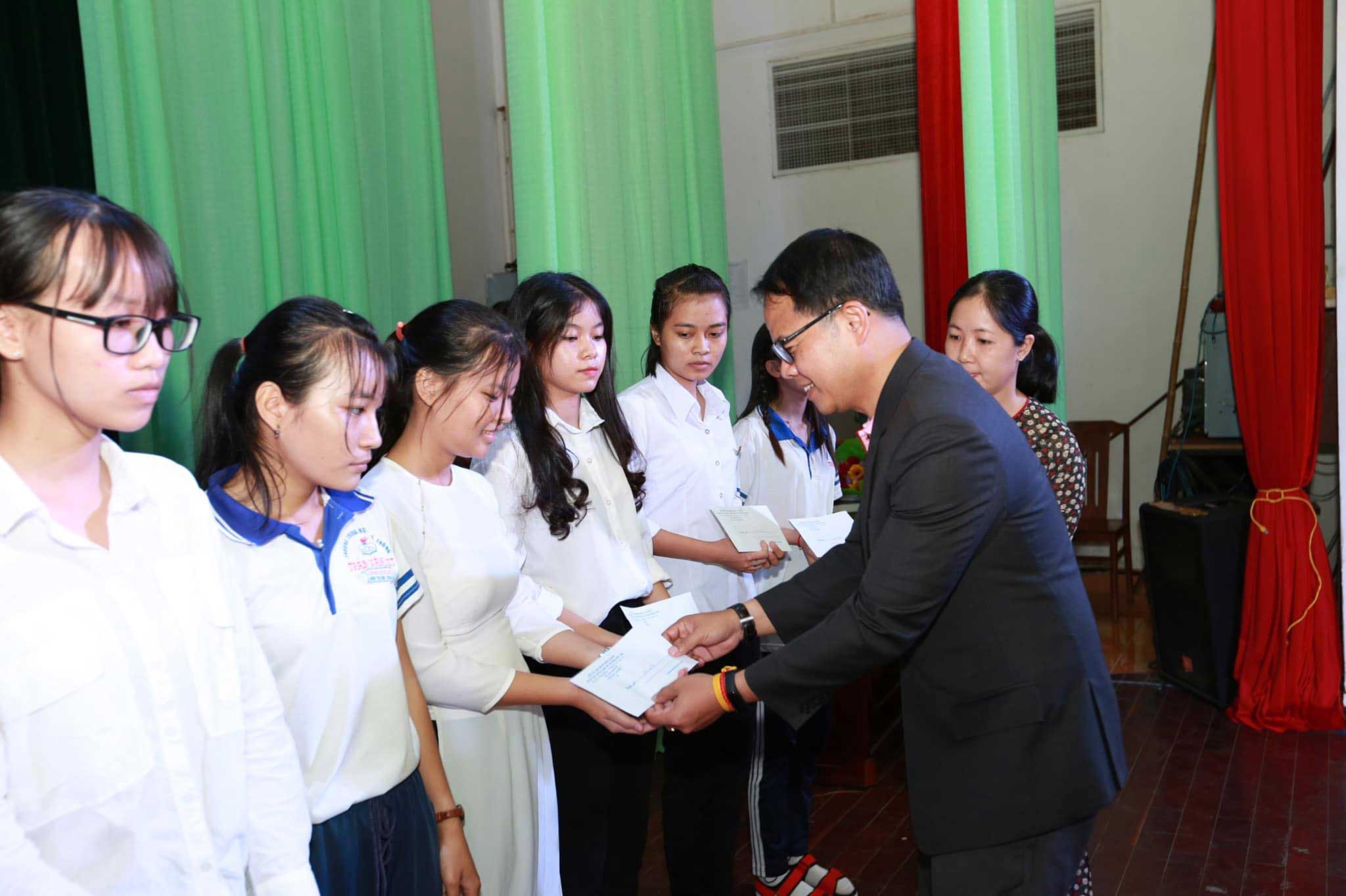 CP Vietnam presented scholarship to Vietnamese students